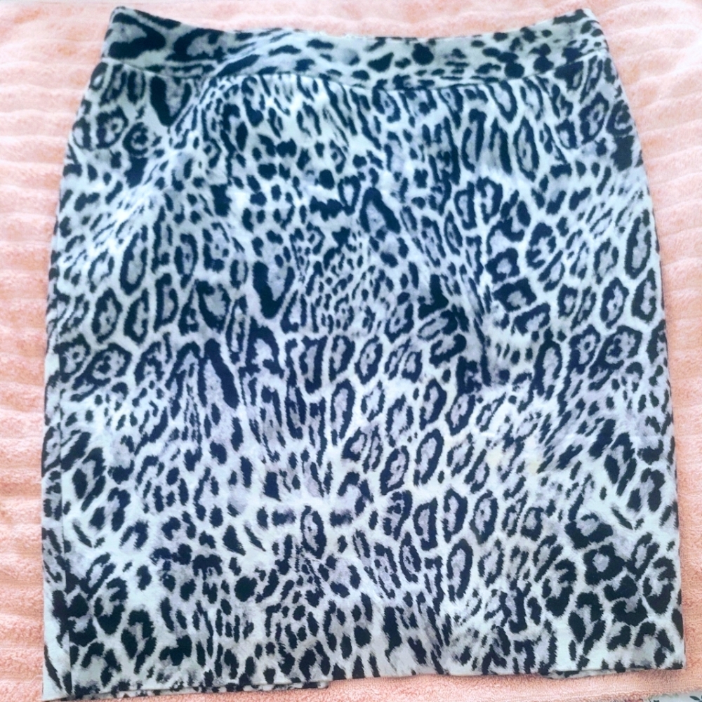 Black and white tiger print pattern.